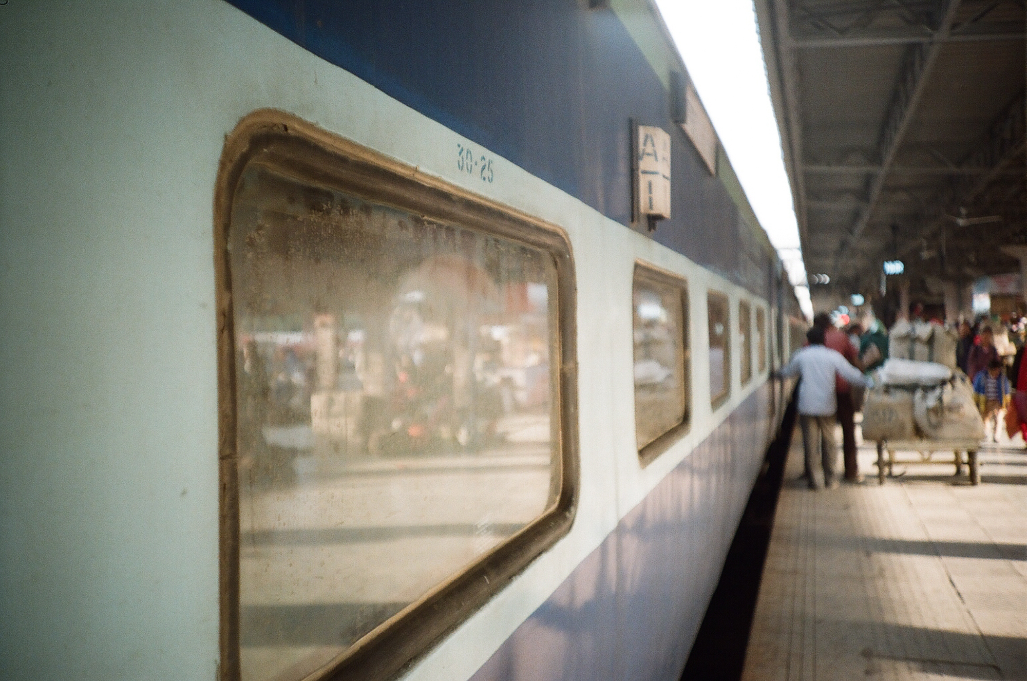 Ein Zug am Bahnhof von Jaipur. Foto: Lothar Ruttner