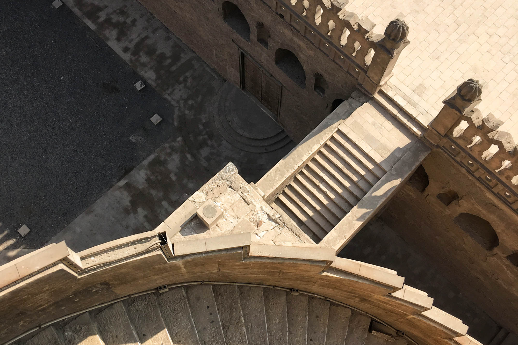 Auf das Minarett der Ibn Tulun Moschee gelangt man nicht in seinem Inneren, sondern über eine Treppe, die sich außen um den runden Turm windet. Foto: Lothar Ruttner
