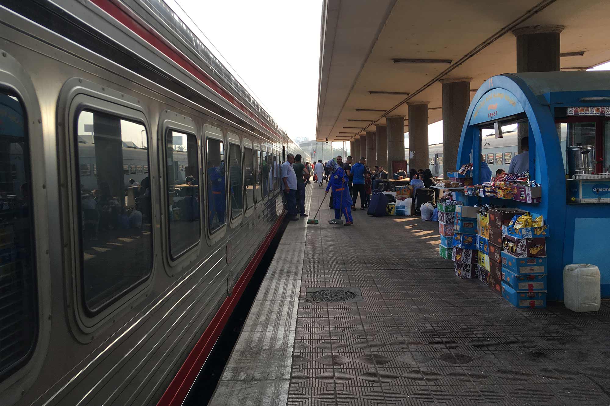 Zug 980 Richtung Assuan am Bahnsteig der Ramses Station in Kairo. Foto: Lothar Ruttner